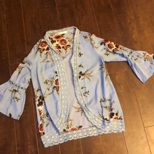 Lightweight, bell sleeved kimono top